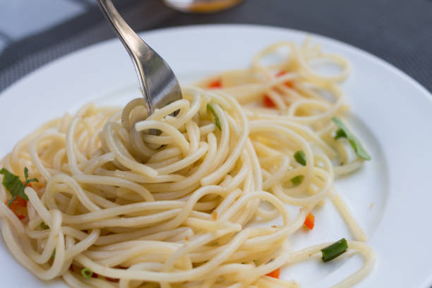 ماکارونی مانا ۱.۶ بافت استاندارد طعم لذیذ